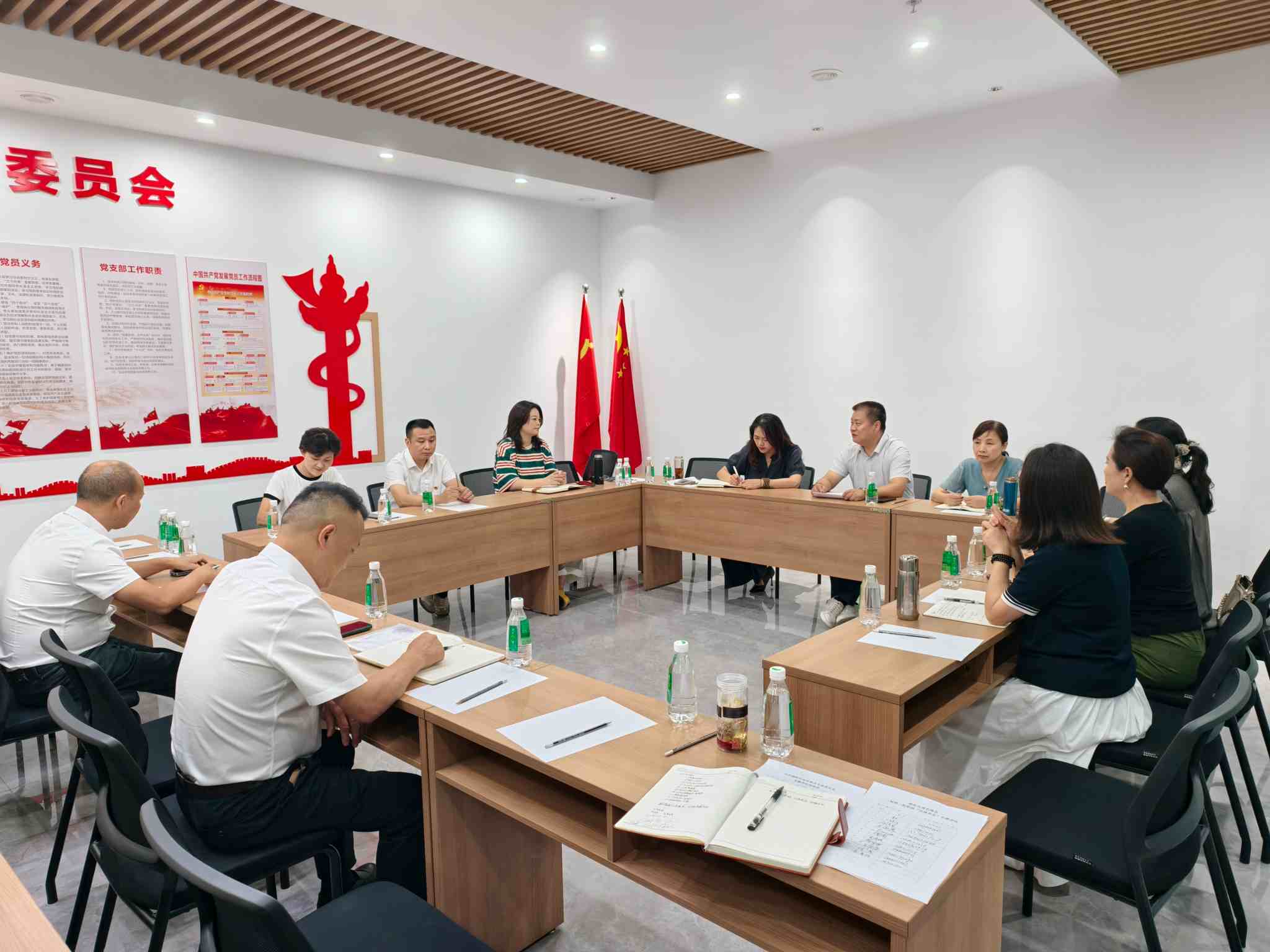 2025年7月25日下午，商会轮值会长、执行会长、党支部书记王维国组织召开2025年轮值组“以商养会”专题会议，执行秘书长王淑芬、执行秘书长何素洁、二届第二轮值组成员及部分秘书处人员参加会议