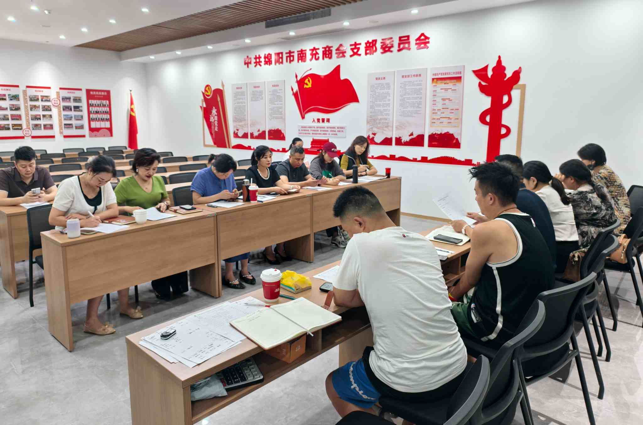 2025年9月15日下午，绵阳市南充商会2025年中秋联谊活动工作会议在商会新办公室召开