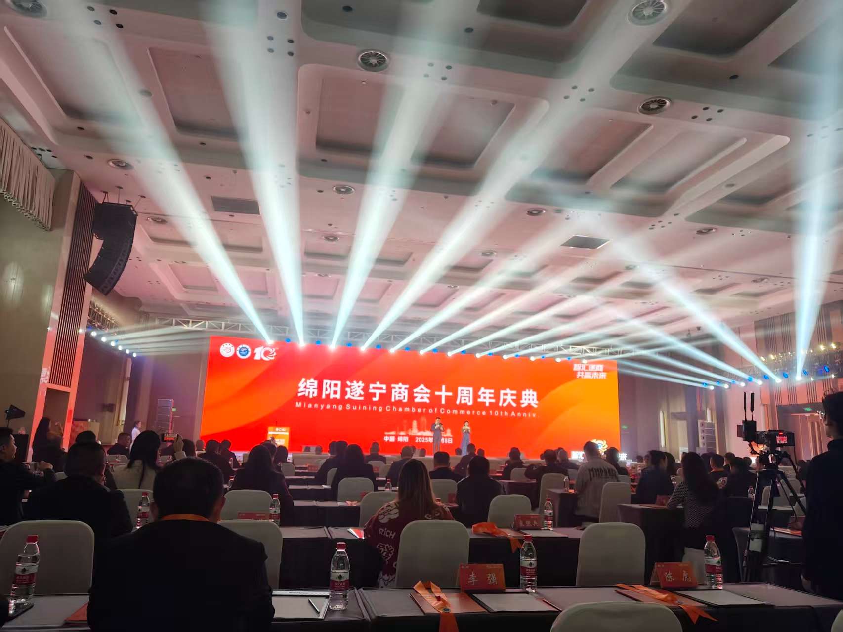 2025年11月8日，理事张发明、监事杜仕雄、监事李宏天代表南充商会受邀参加绵阳遂宁商会十周年庆典