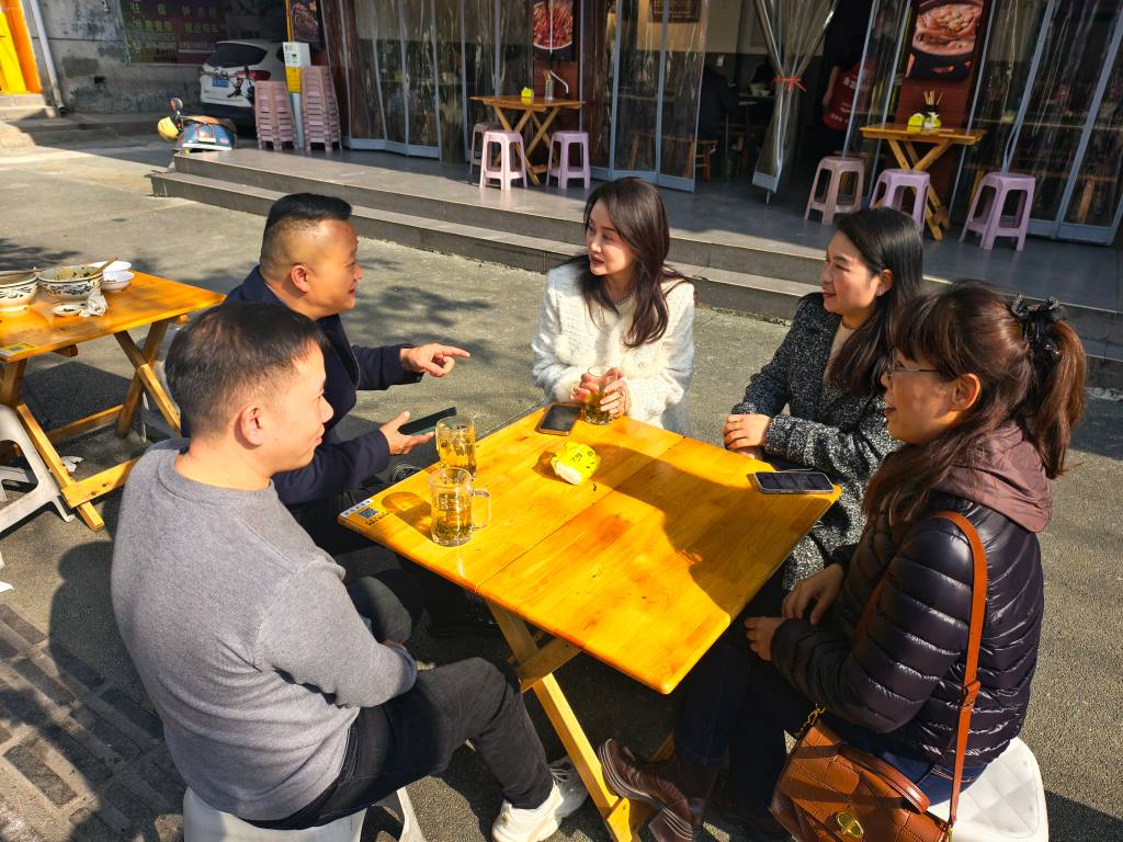 2025年11月26日上午，绵阳市南充商会执行秘书长黎家坤带队走访了准会员戴宗勇企业——勇记木耳面