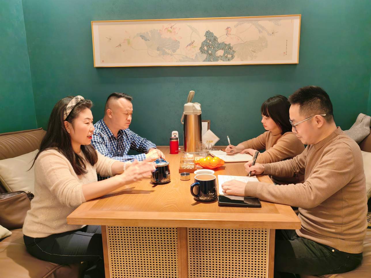 2025年12月9日中午，商会秘书处执行秘书长黎家坤、执行秘书长周庭秀、监察部部长胡涛、办公室主任王丹丹在黎执行秘书长的清逸轩茶楼召开工作交流会议