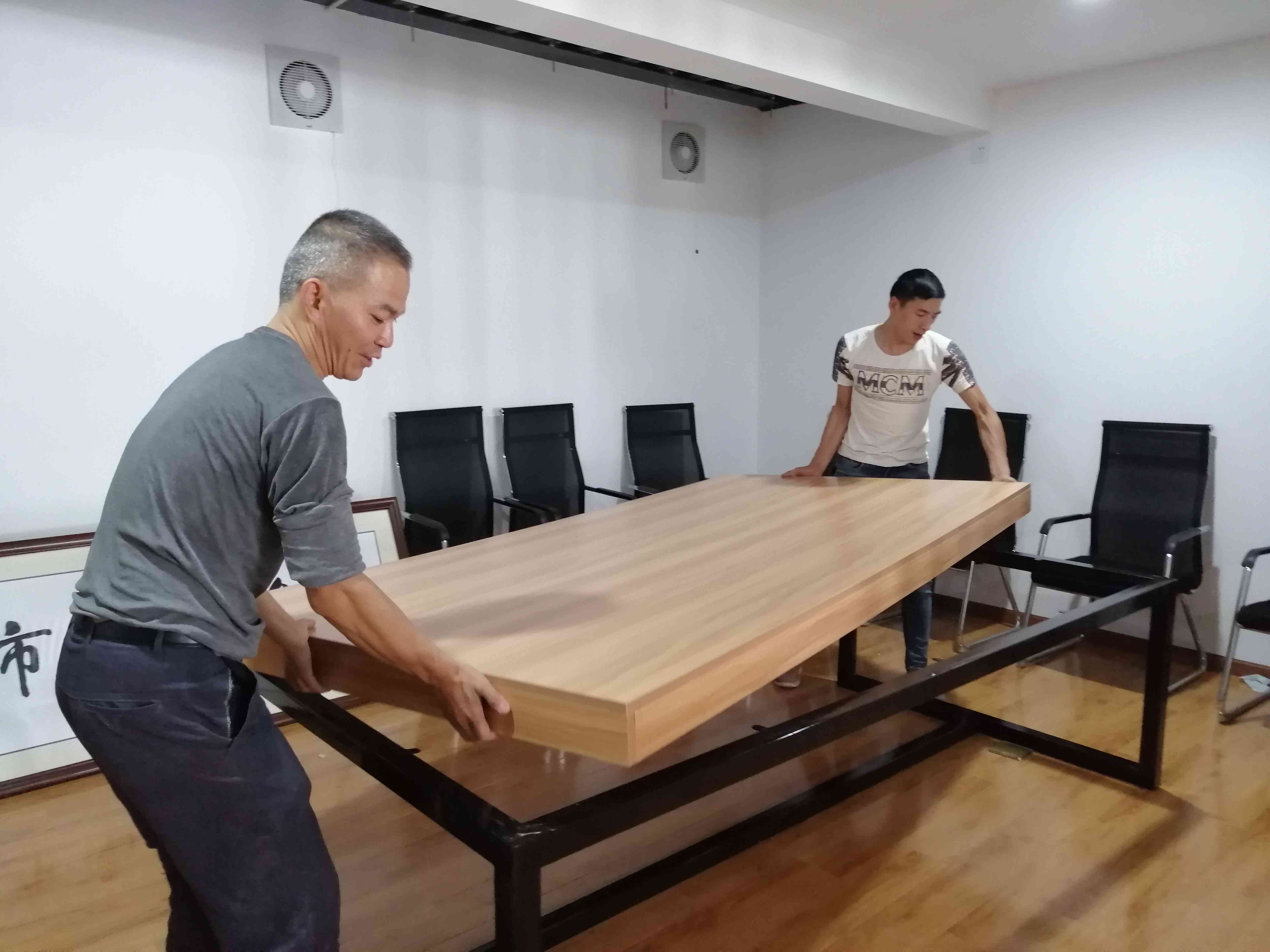2019年5月31日，理事梁芳捐赠商会的会议桌，工人师傅正在安装