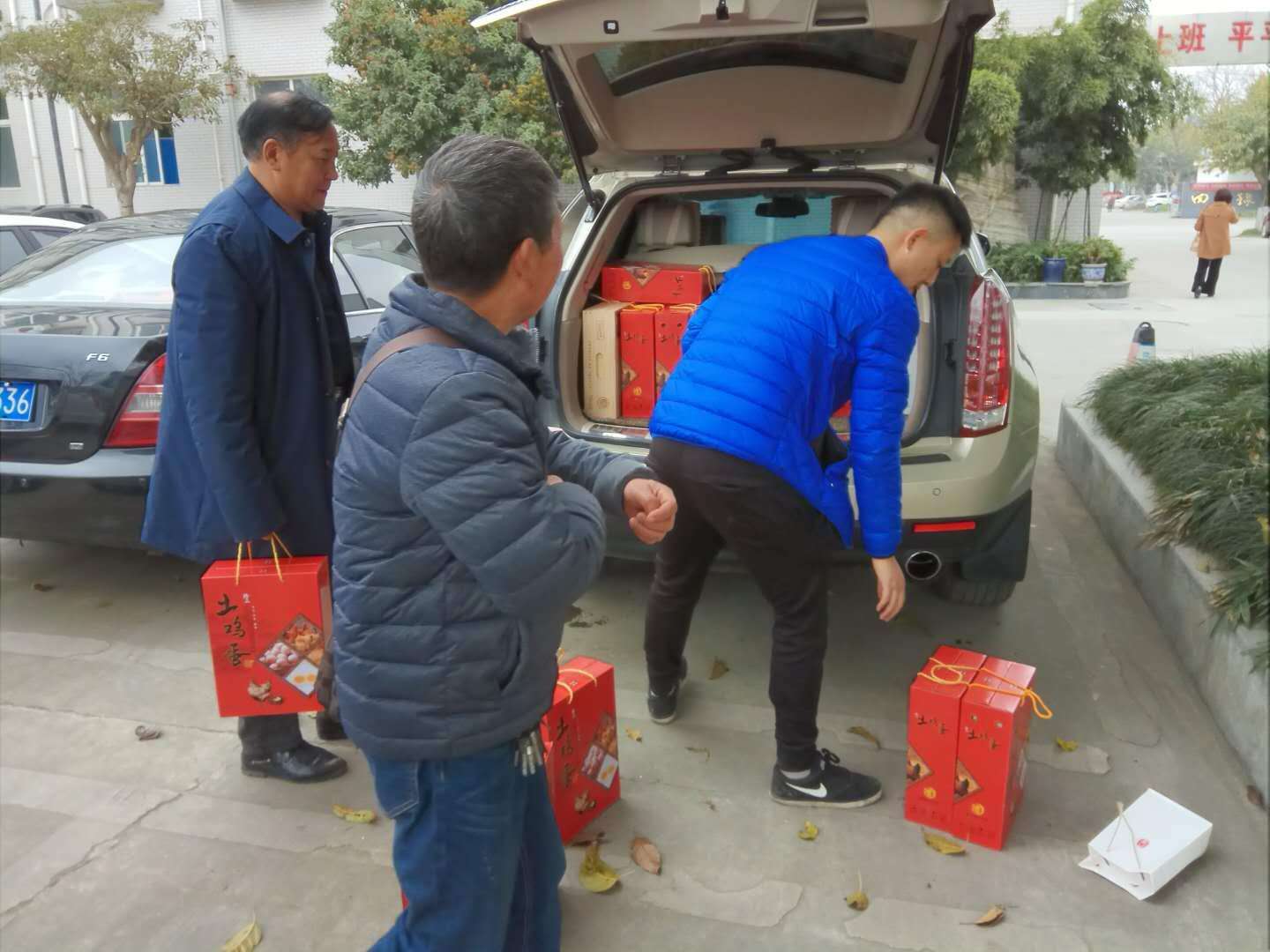 绵阳市南充商会会长企业以购代捐梓潼县长梁村的土鸡蛋
