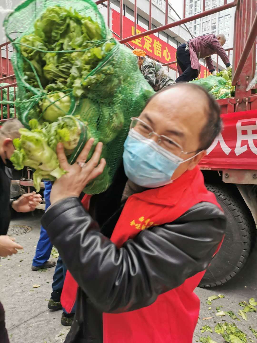 2020年2月新寇疫情发生后，常务副会长邓政光亲自动手为受灾单位搬运蔬菜