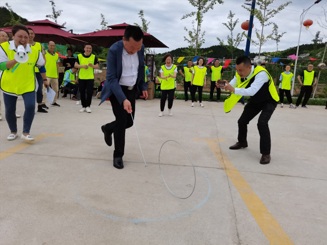 2021年5月15日趣味运动会（会长李德超滚铁环）
