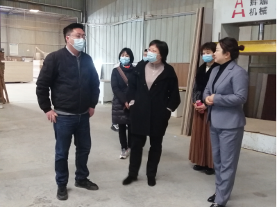 绵阳市涪城区政协副主席于晓燕一行 莅临理事企业---四川方冠家居有限公司指导工作