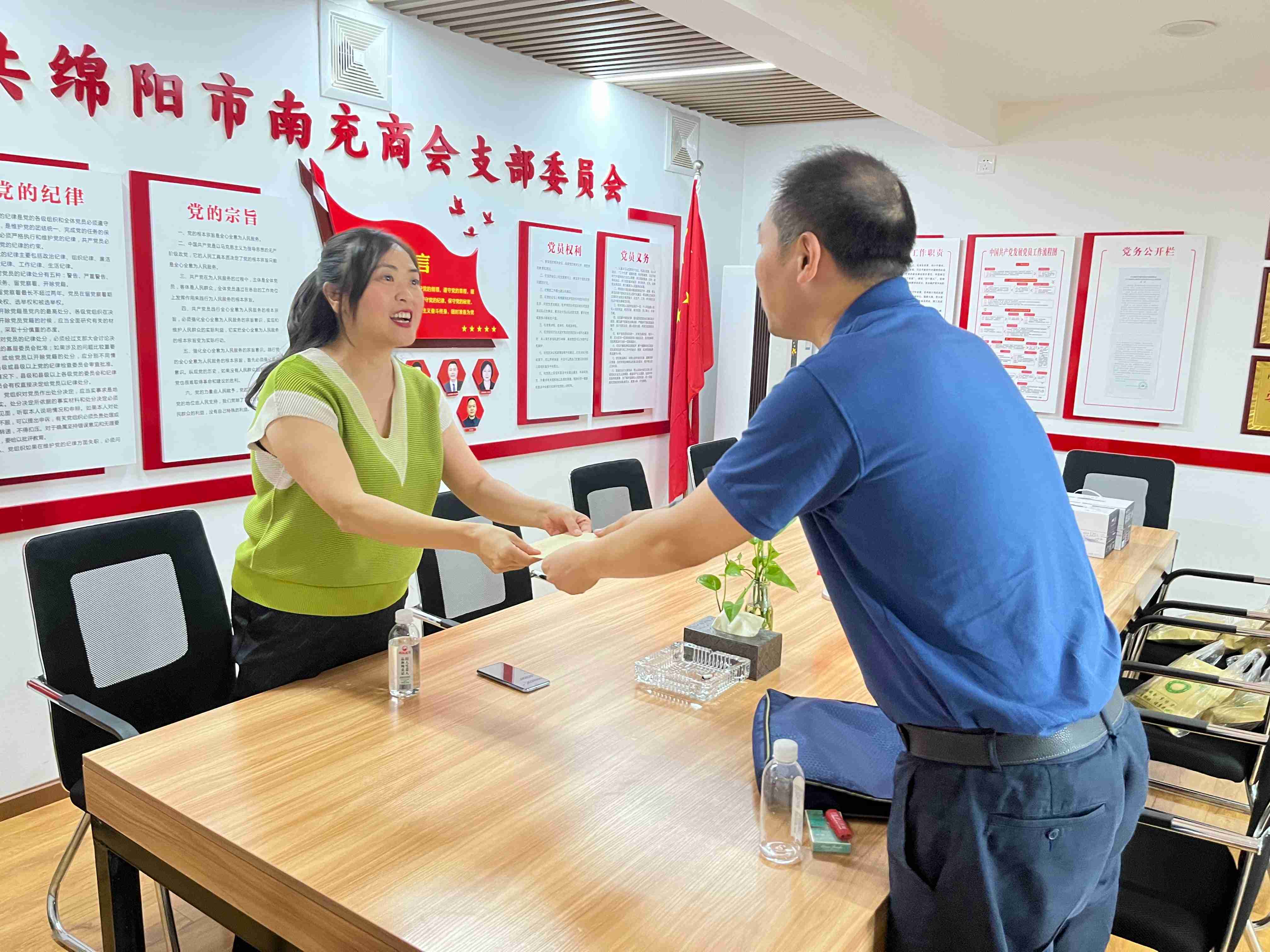 2022年6月30日，市工商联联合党委副书记张浩等慰问我支部困难党员