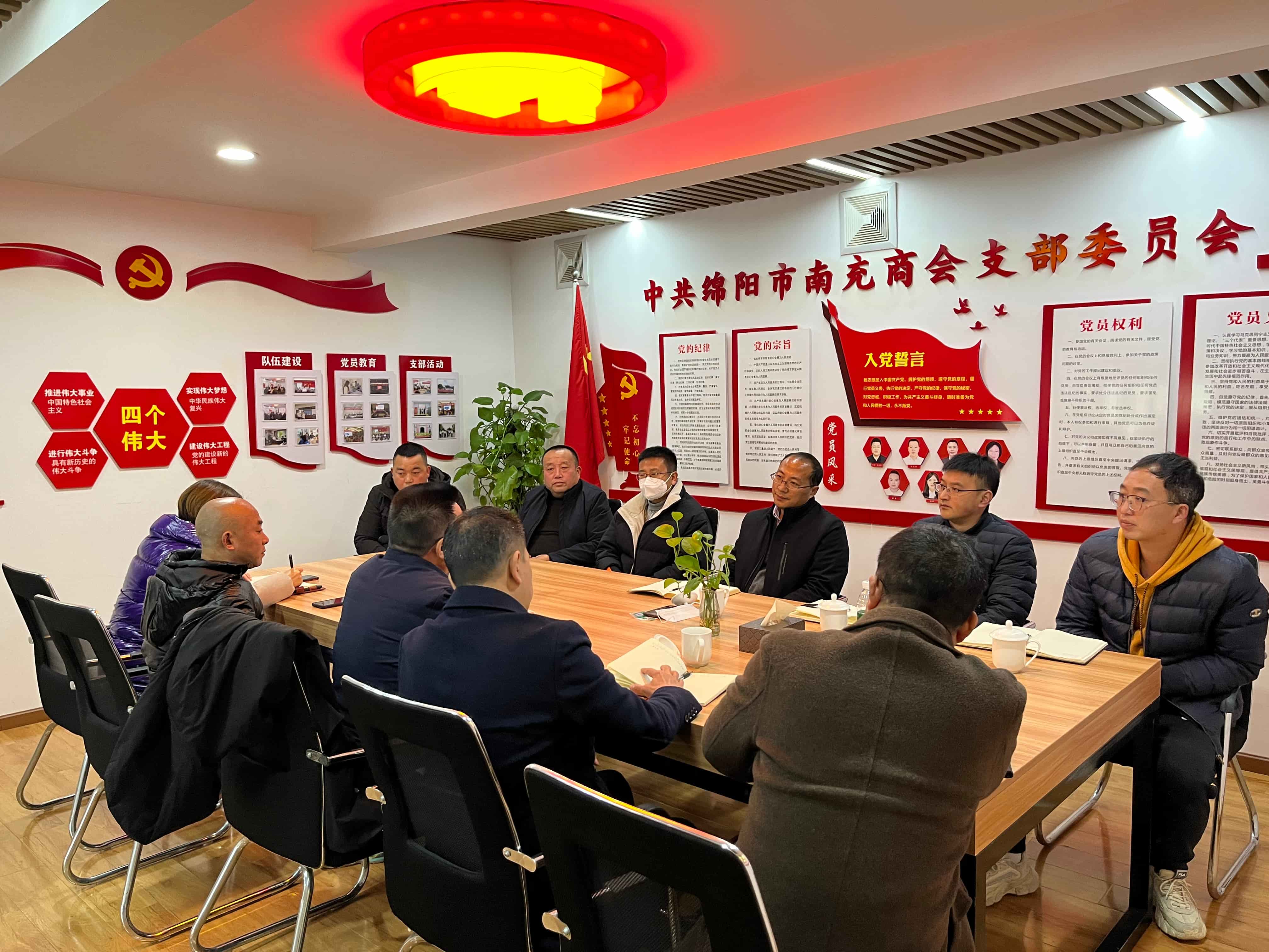 2022年12月28日，花荄镇党委书记彭茂华一行莅临商会，与会长李德超等座谈交流皂河村的乡村振兴工作