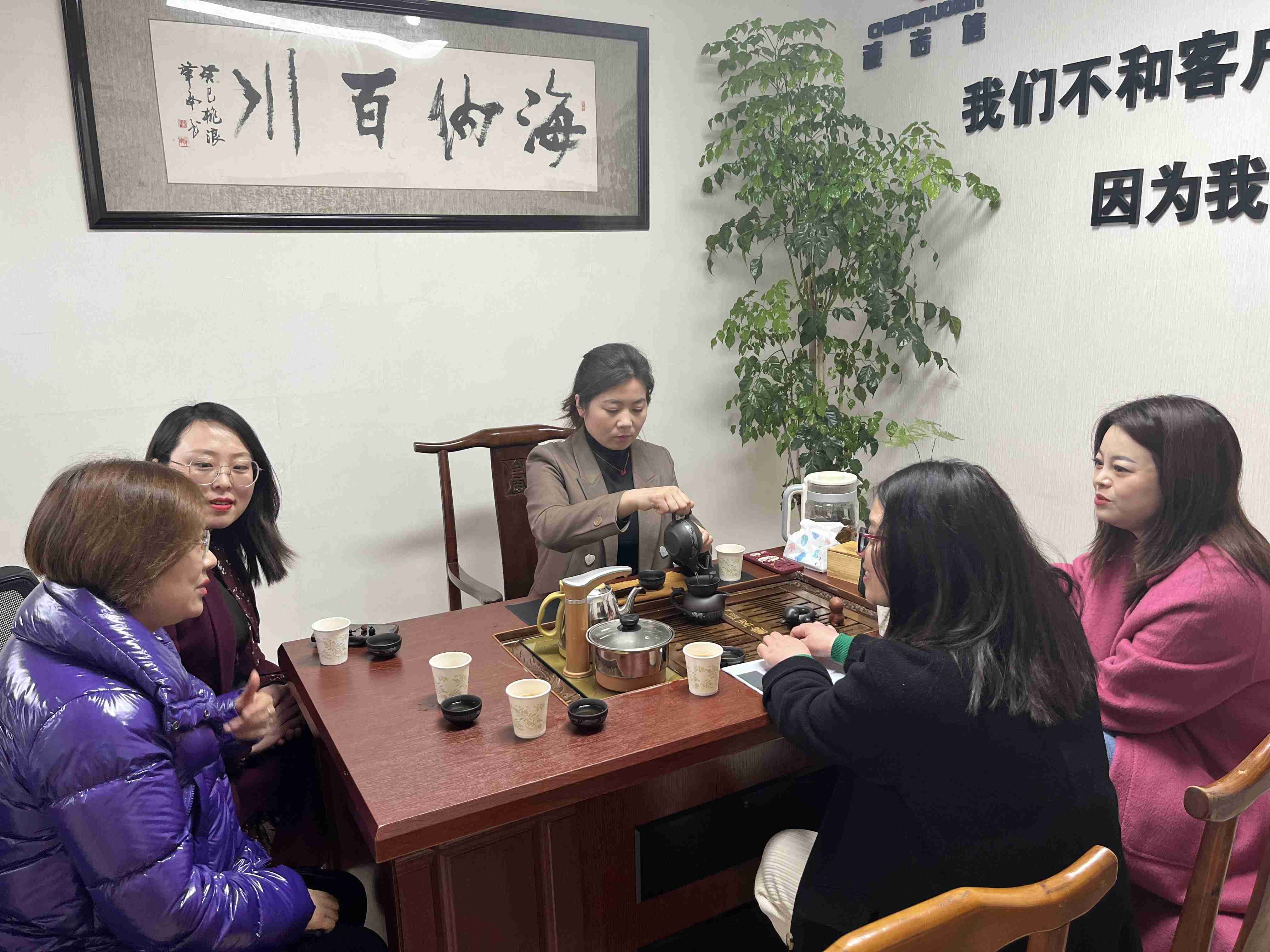 2023年2月10日，绵阳市南充商会秘书处办公室、商联部、会员企业代表等一行6人，走访了新会员会员李琼、 詹金睿企业——四川诚诺信建设工程有限公司绵阳分公司。