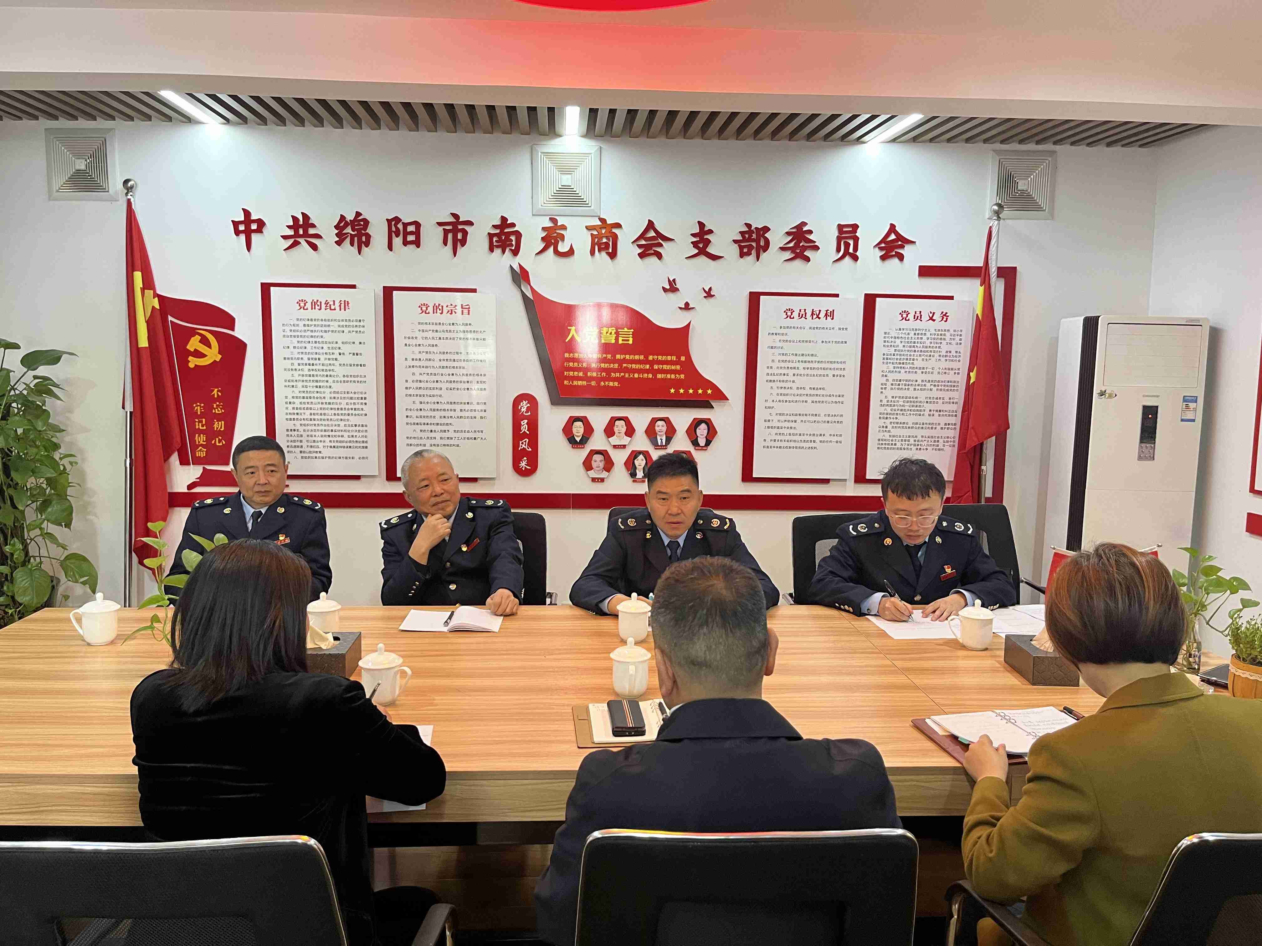 2023年4月23日，绵阳市税务局第二分局局长曾庆东、四级高级主办王伟民等一行4人莅临我会调研走访，常务副会长兼秘书长钟沅宏、专职副秘书长王云虹、理事周庭秀热情接待，并进行了座谈交流。