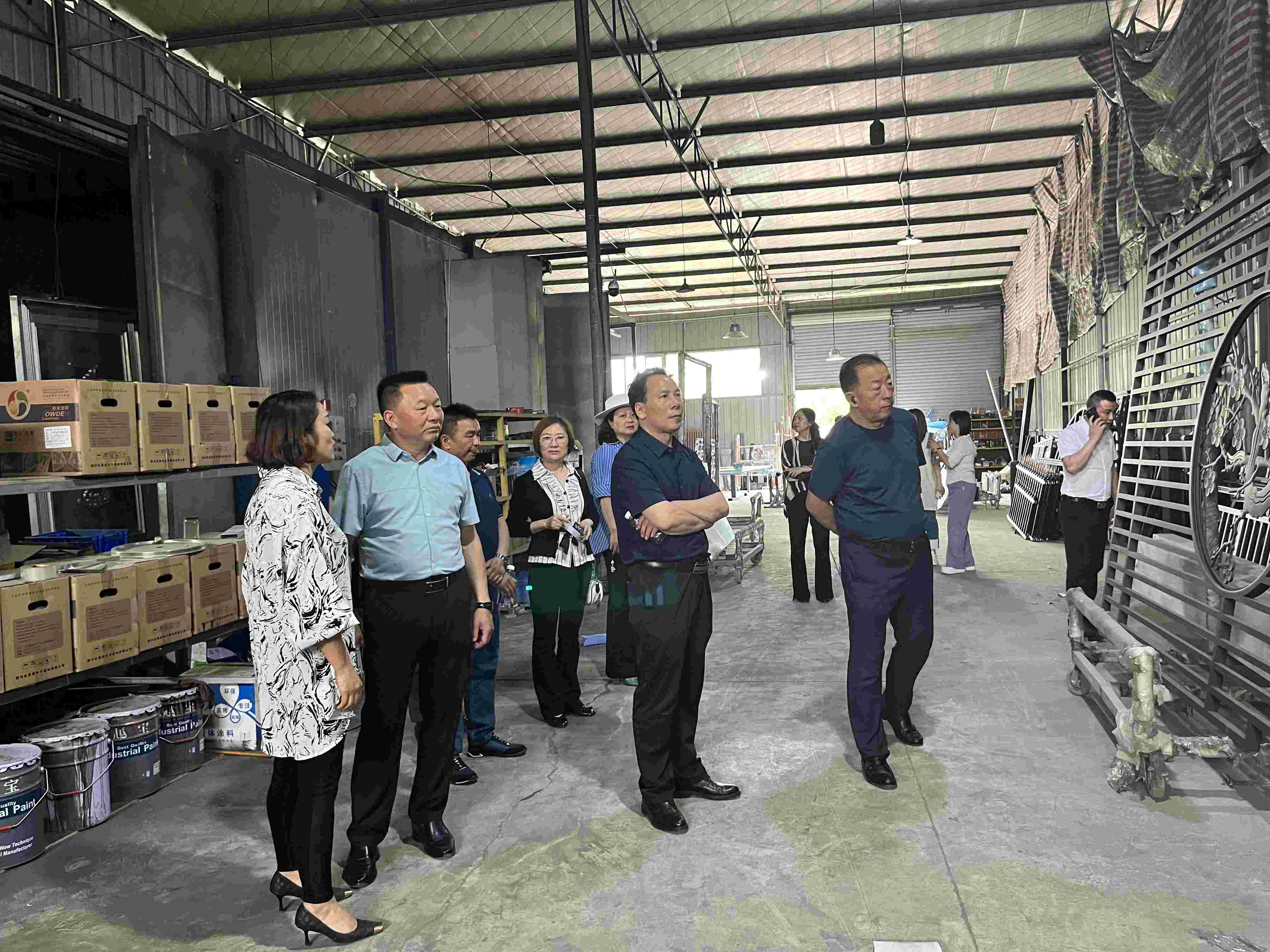 2023年5月5日，会长李德超会长带队走访会员岳甫兰企业——四川铝艺艺铝科技有限公司车间