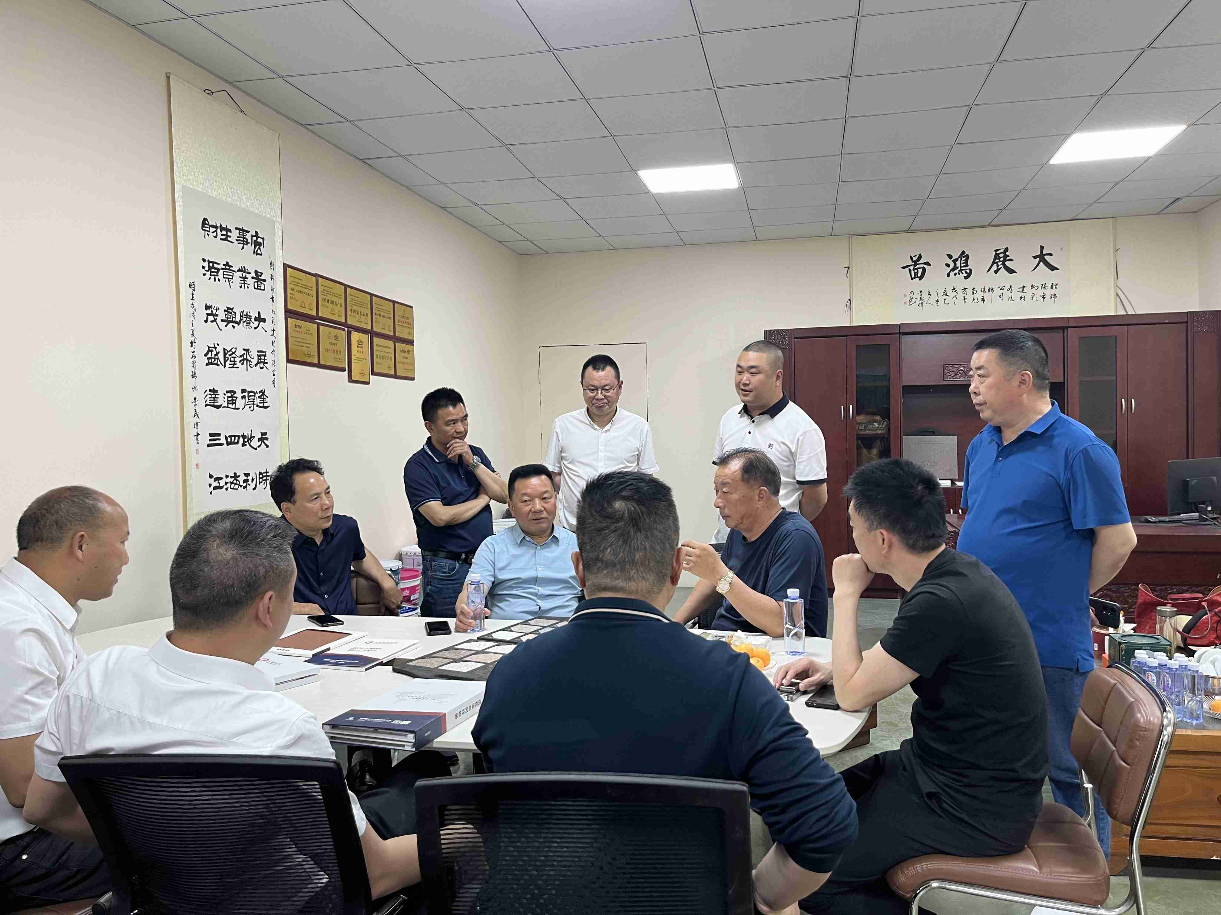2023年5月5日，会长李德超会长带队走访副会长张清泉企业——绵阳市幻彩建材有限公司