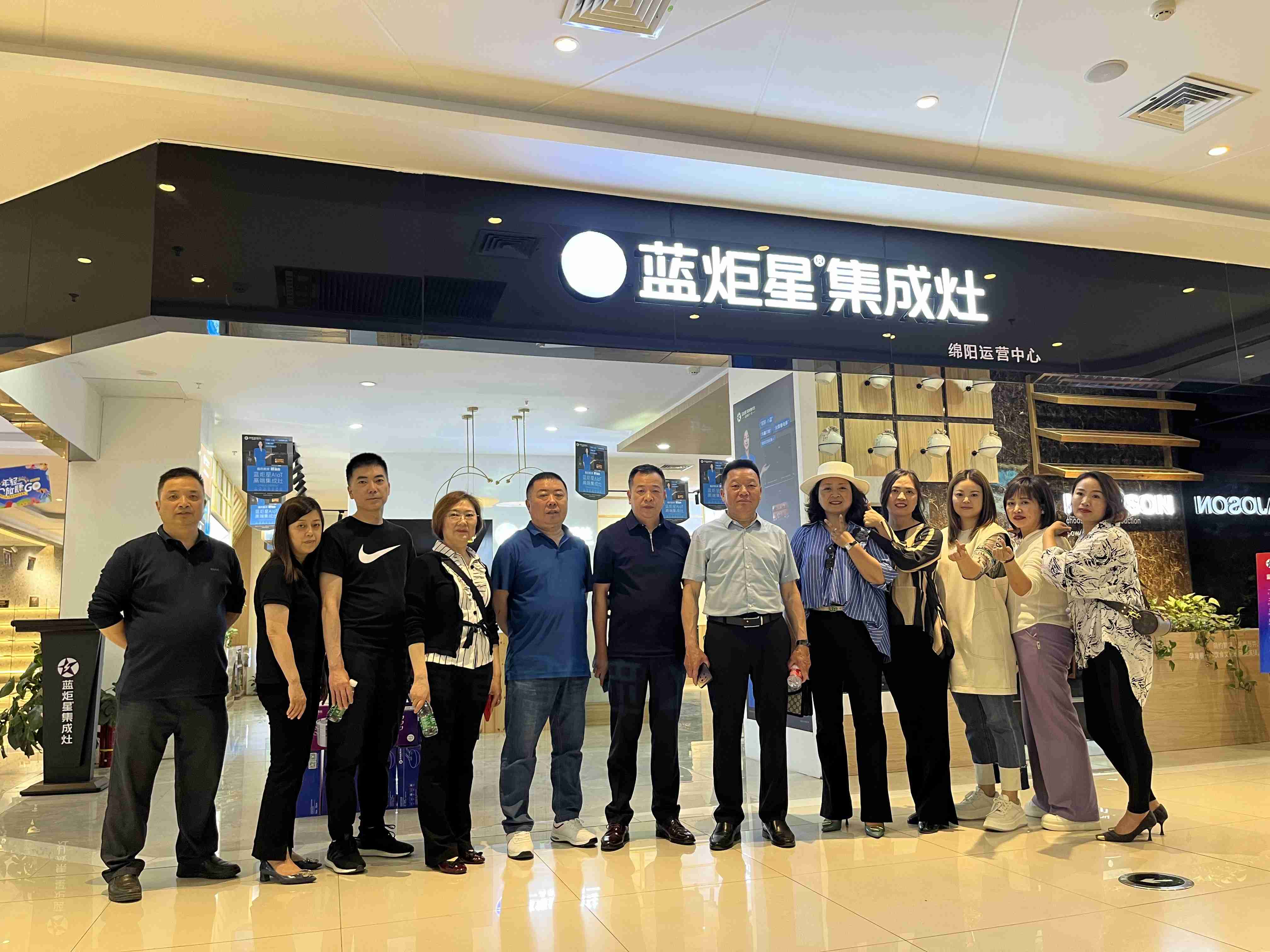 2023年5月5日，会长李德超会长带队走访理事梁芳企业——蓝炬星集成灶专卖店