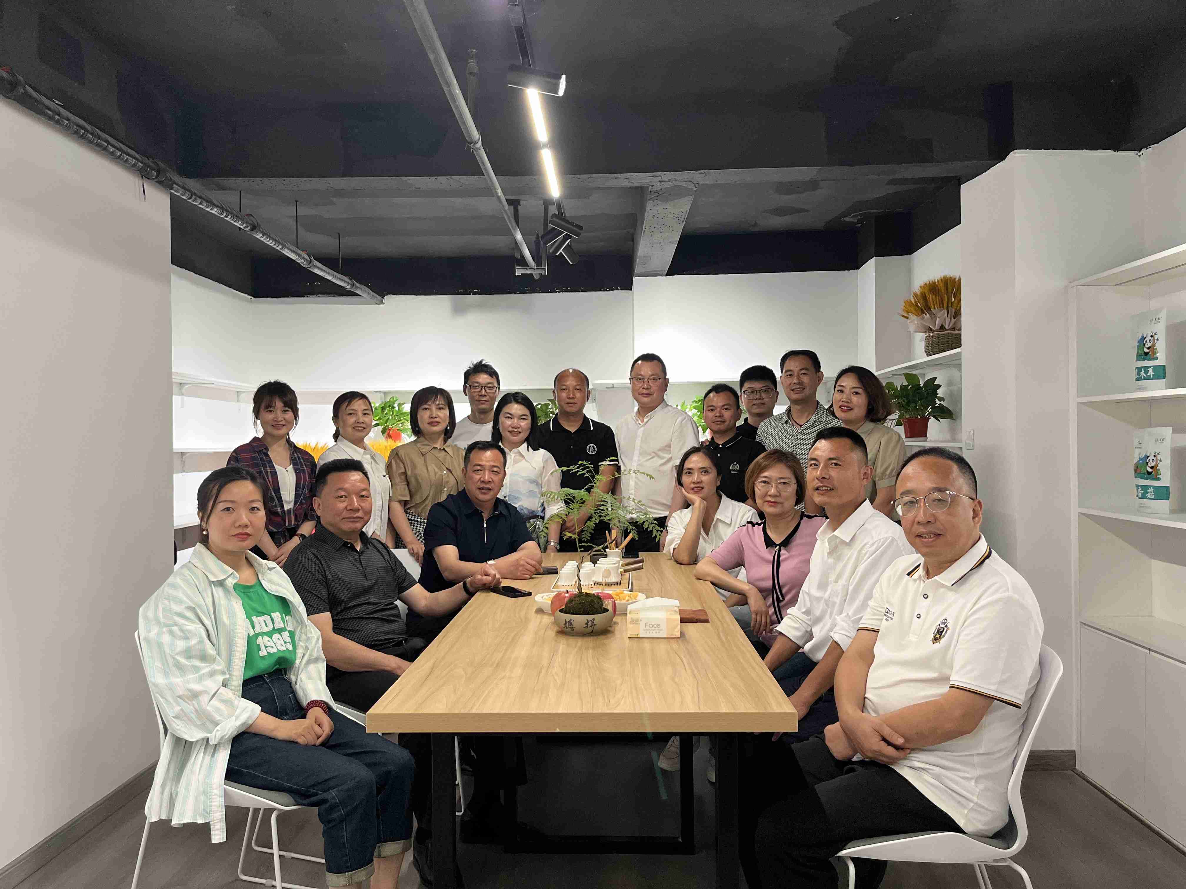 2023年5月7日，会长李德超带队走访会员何燕企业——花田禧屋花艺专卖店。