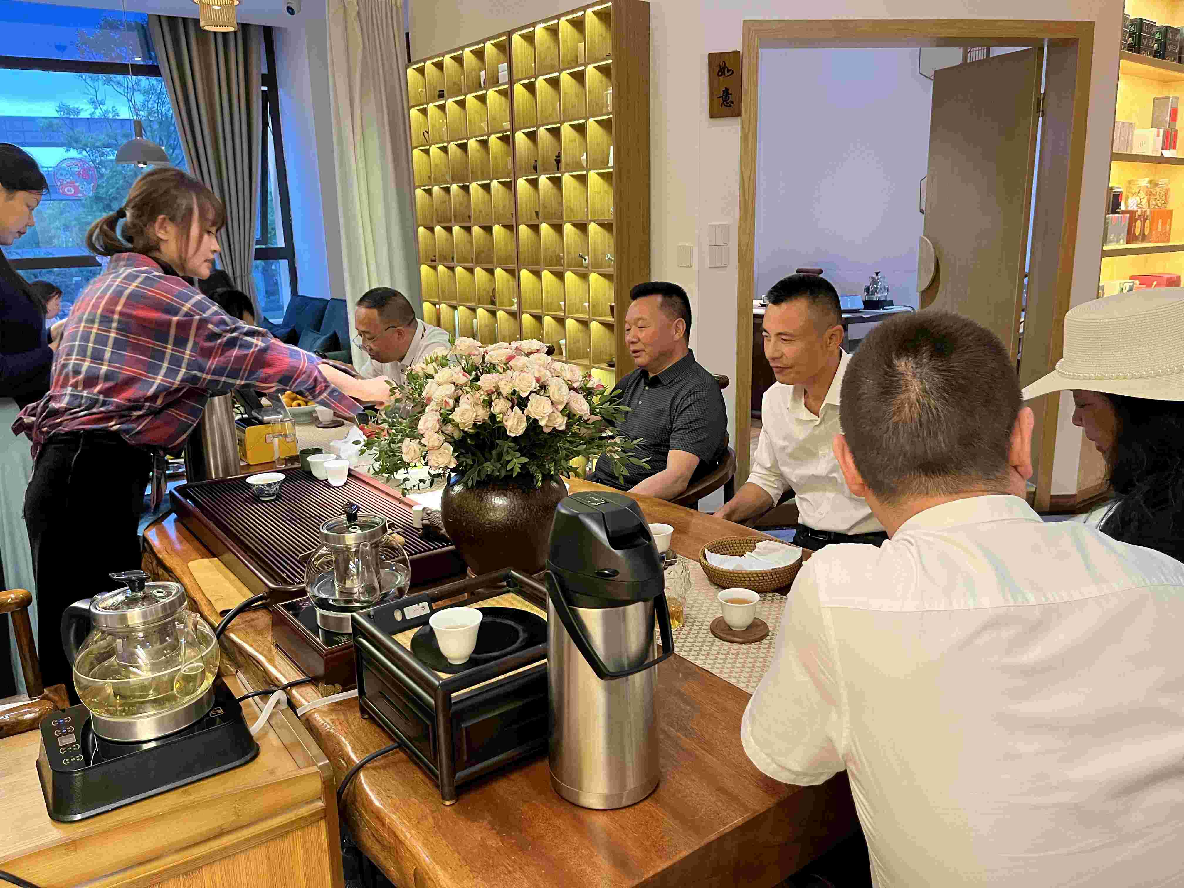 2023年5月7日，会长李德超带队走访会员孙溪蔚——煮尘•茶空间