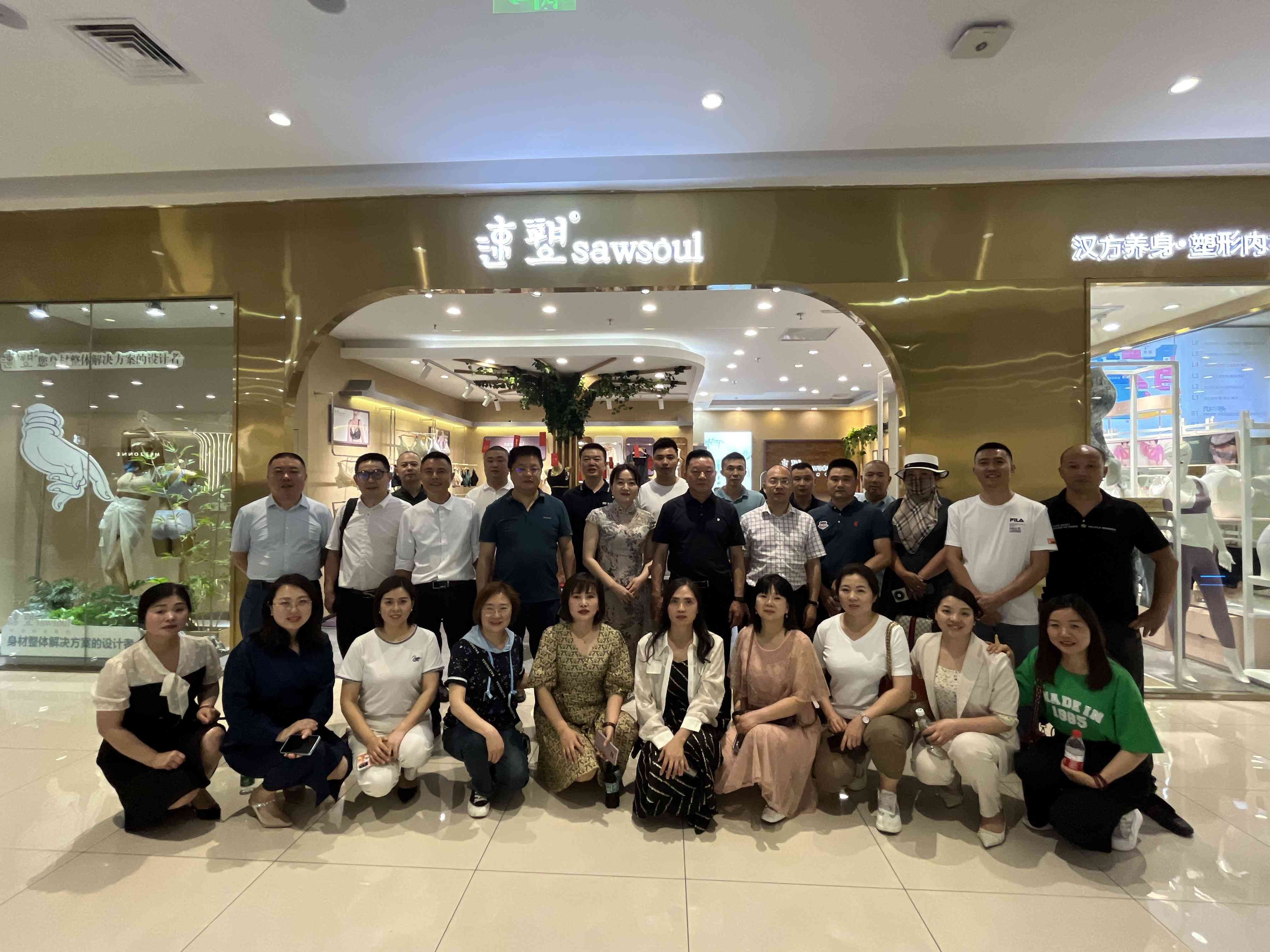 2023年5月18日，会长李德超带队走访新会员蒲春华企业——绵阳涪城区春华秋实服饰店。