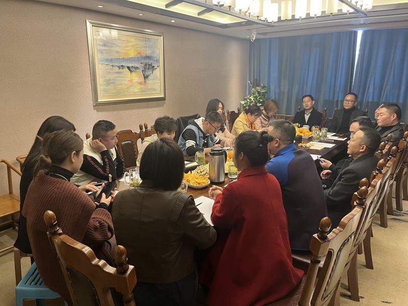 2023年11月23日下午，南充商会高质量发展研讨会第四小组会议在监事长敬文奎“宽窄时光”会所举行。