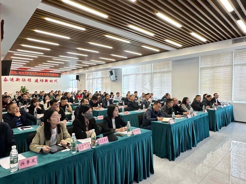 2024年4月11日，绵阳市南充商会执行会长何小平及会员代表参加由绵阳市经济和信息化局指导，绵阳市企业联合会企业家协会联合主办的“创新驱动、新质生产力与产业转型升级专题讲座”