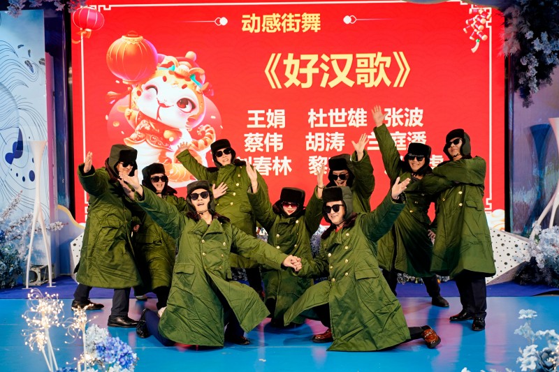 2025年1月18日，绵阳市南充商会会员大会暨2025年新春团拜会上，会员自导自演节目——好汉歌。