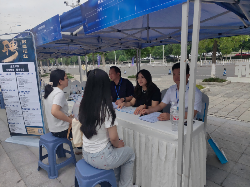 绵阳市南充商会组织会员企业参加 绵阳师范学院“师范及智联网电类专场招聘会”